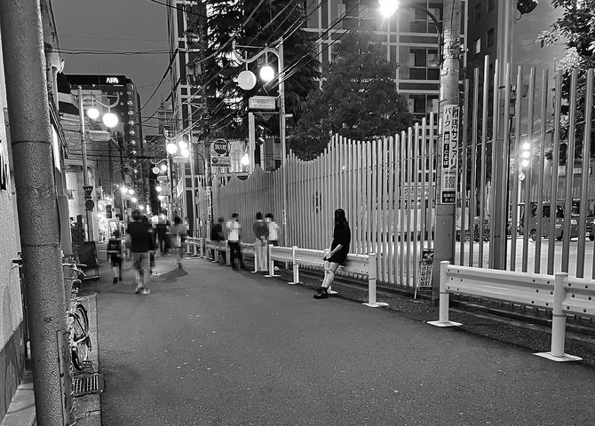 ハイジア・大久保公園周辺で客待ちする日本人立ちんぼ（2022年6月撮影）（写真＝『ルポ 新宿歌舞伎町 路上売春』より）