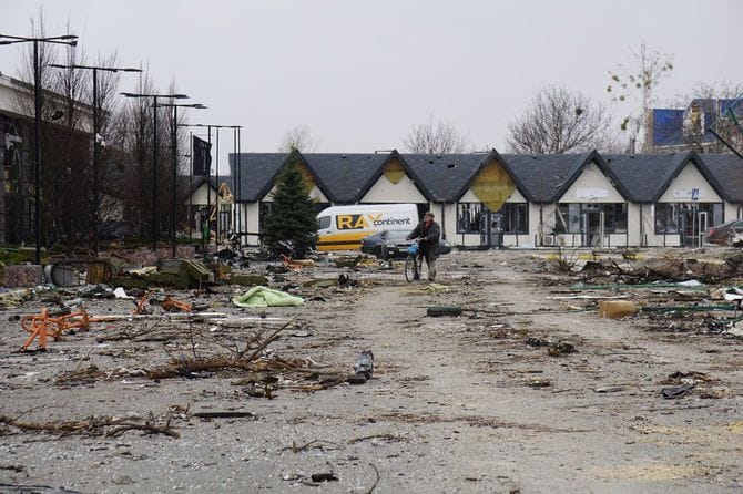 ブチャの瓦礫の中の住民（2022.4.4）