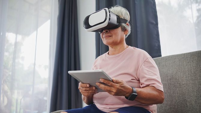 VRヘッドセットを装着した年配のアジア人女性