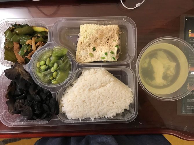 昼食と夕食は、ご飯、主菜、副菜3種とスープが基本。