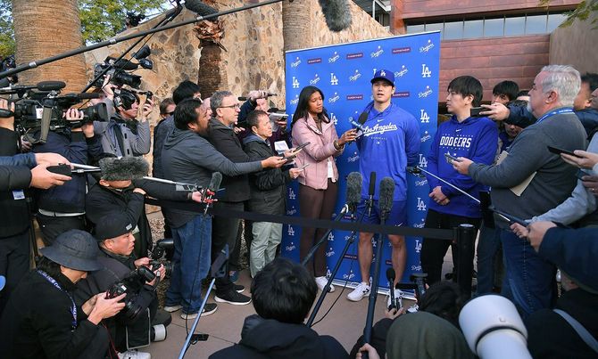 報道陣の取材に応じるドジャースの大谷翔平(中央)=2024年2月9日、アメリカ・アリゾナ州グレンデール
