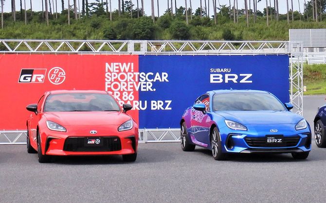 トヨタ「GR86」(左)とスバル「BRZ」(右)