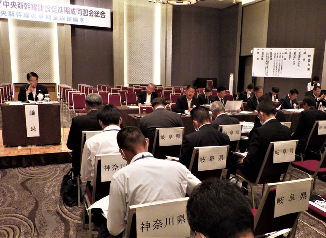 期成同盟会総会に出席する山梨県の長崎知事と川勝知事(東京都内)