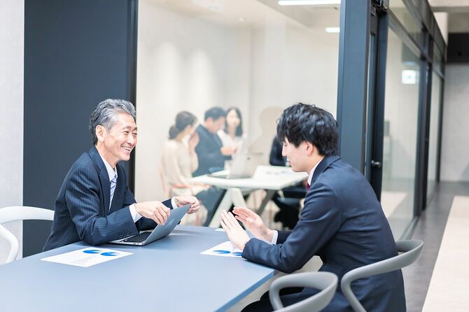 上司と部下が会議