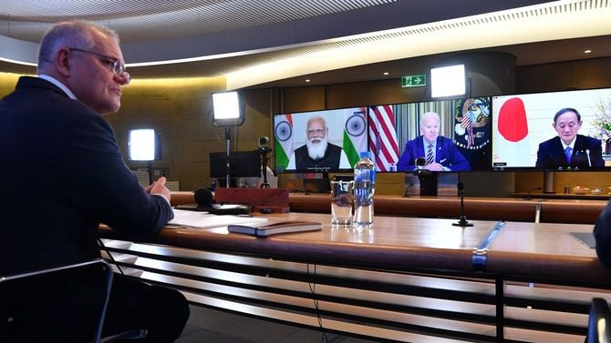 米国、日本、インド、オーストラリアの4カ国協議体であるクアッド（Quad）は12日（現地時間）、初の首脳会議をオンラインで行った。シドニーから参加するオーストラリアのスコット・モリソン首相（左）。
