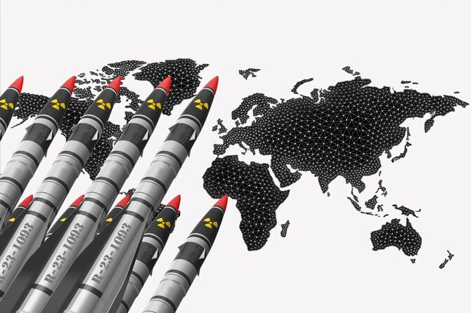世界地図に向けられた核ミサイル