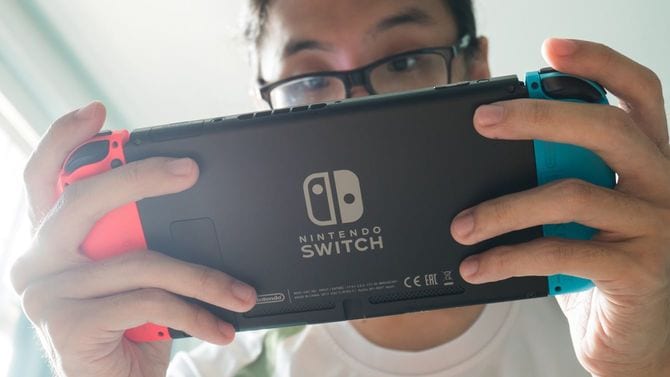 ニンテンドースイッチで遊ぶ男性