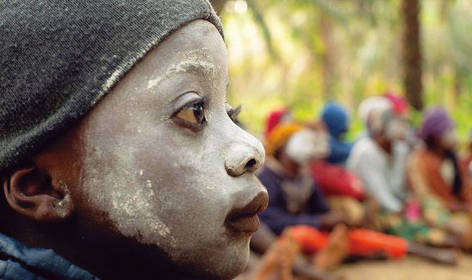 シエラレオネで「FGMを行わない」と約束された通過儀礼に参加する少女。FGMをしない儀式はまだ数少ない。2020年1月撮影