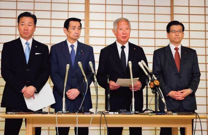 皇族数確保に関する与野党代表者らとの全体会議後、記者団の取材に応じる森英介衆院議長（中央右）、関口昌一参院議長（中央左）ら。