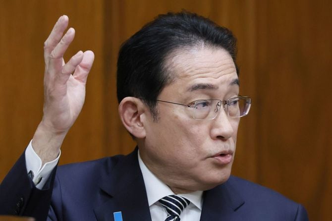 岸田首相が率先して破っている（衆院政治倫理審査会で答弁のため挙手する岸田文雄首相。2024年2月29日）