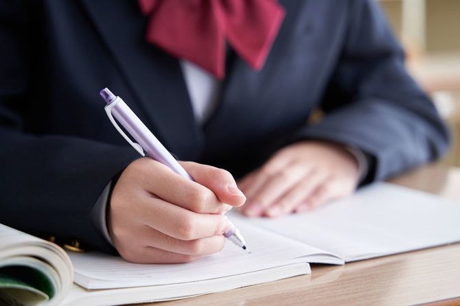 教室で勉強している中学生