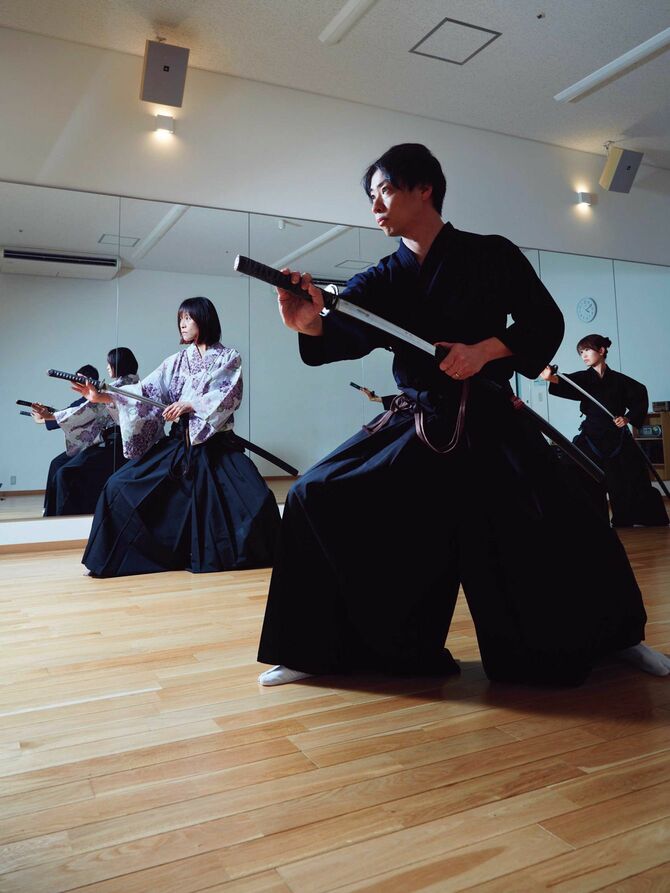 居合の稽古を受ける播野貴也氏