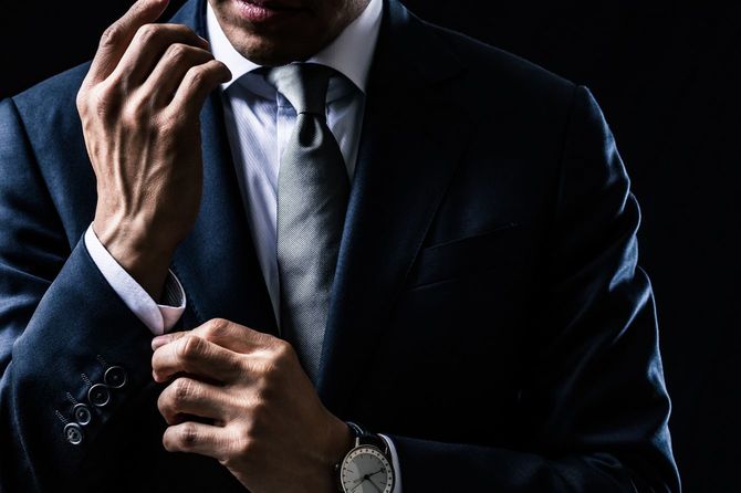 黒い背景にビジネスマン