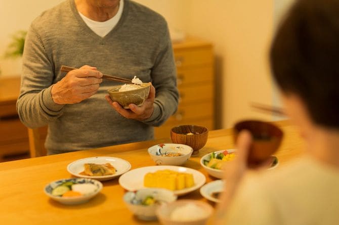 夕食を食べる老夫婦