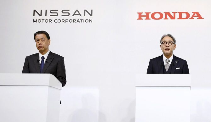 2024年12月、経営統合の本格的な協議に入り、記者会見する日産自動車の内田誠社長（左）とホンダの三部敏宏社長＝東京都中央区