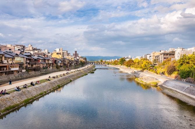 秋の鴨川。等間隔に座る人々