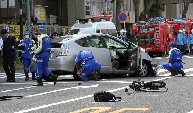 高齢男性が運転する乗用車が暴走し、歩行者や自転車をはね親子2人が死亡した交通事故で、現場に残された自転車と事故車両