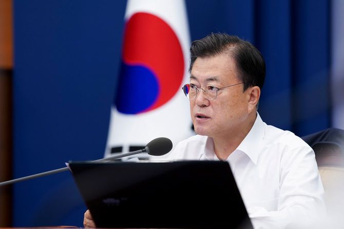 韓国・ソウルの大統領府(青瓦台)で行われた上級官僚との会議で発言する韓国の文在寅大統領=2021年7月26日