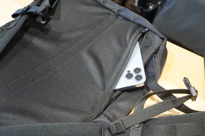 リュック背面の下部にはスマホがちょうど入る場所が。ここだとリュックを背負っている状態でも取り出しやすい。『ポーター シングス』。