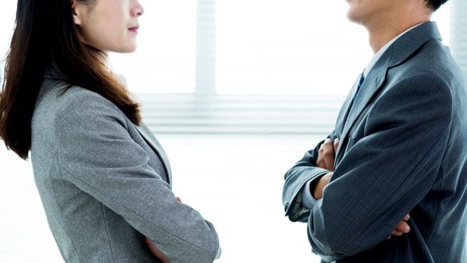 2人のビジネスマンが対面し合って