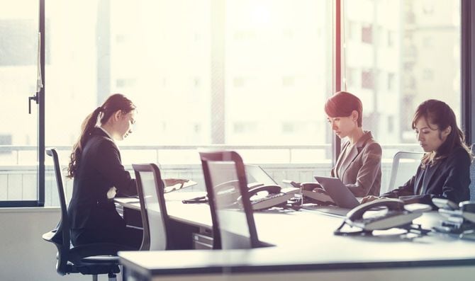 オフィスで働く3人のビジネスウーマン
