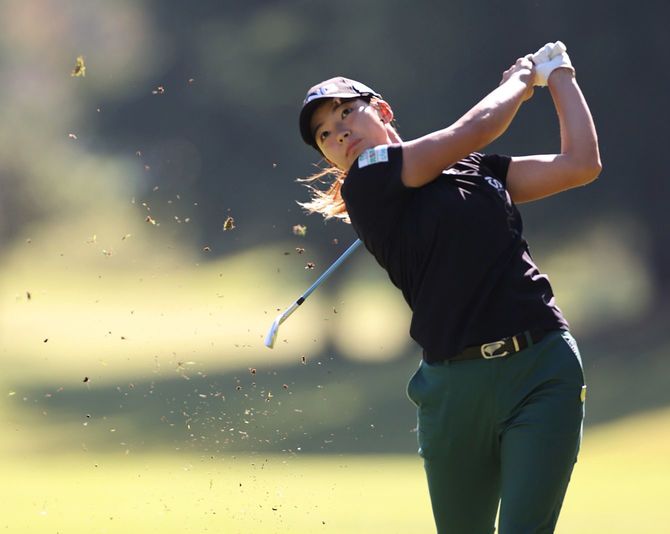 2番、第2打を放つ渋野日向子=2021年10月9日、静岡県裾野市の東名CC