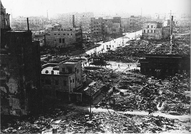 浅草松屋屋上から見た地下鉄ビル、雷門跡、仲見世などの焼跡。（写真＝日本写真公社・深尾晃三／PD-Japan-oldphoto／Wikimedia Commons）