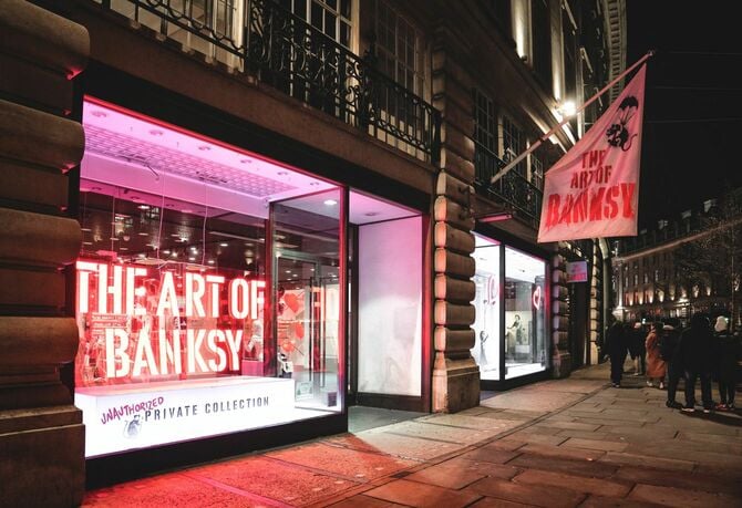 バンクシーを象徴する作品を紹介してきた大規模展覧会の外観