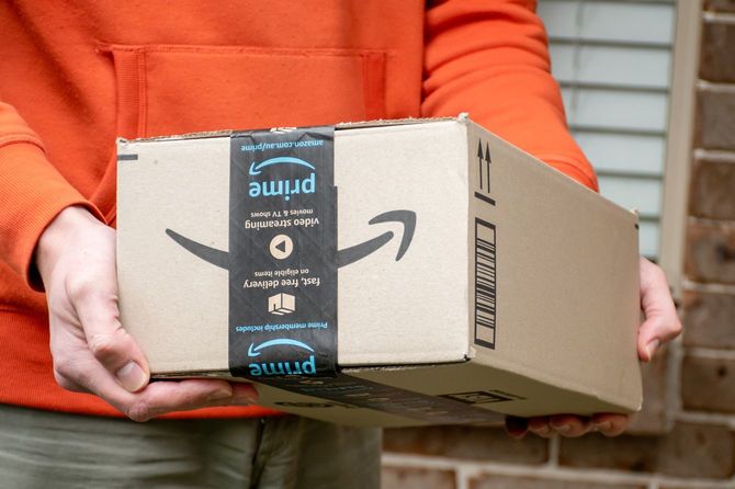 アマゾンの荷物を運ぶ人の手元