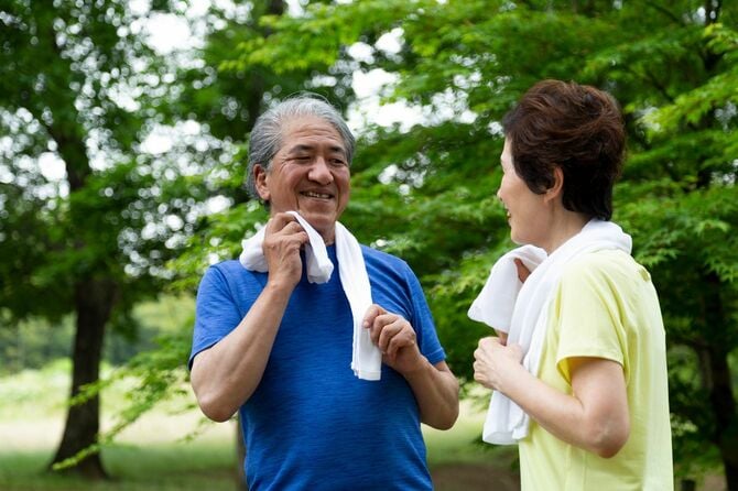 運動をする高齢夫婦