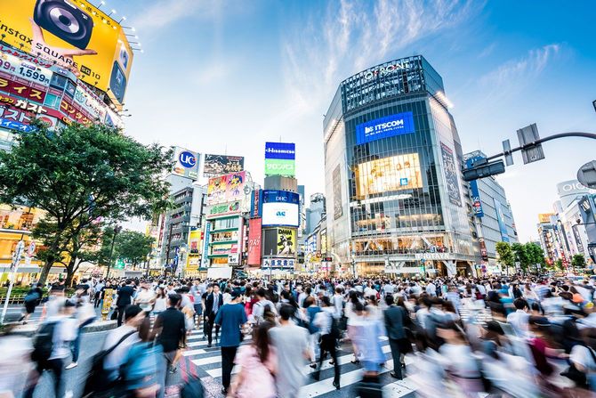 スクランブル交差点を渡る人々