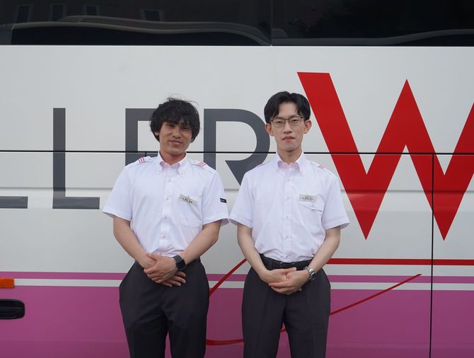 今年4月にWILLER EXPRESSに入社した、濱田昴生さん(左)と飯塚祐太さん(右)