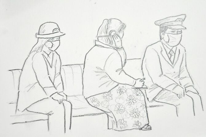 2009年に男性2人が変死した鳥取連続不審死事件の控訴審判決。補聴器に手を当てながら判決に聞き入る上田美由紀被告(中央)