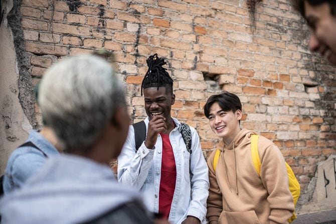 通りで話している友達