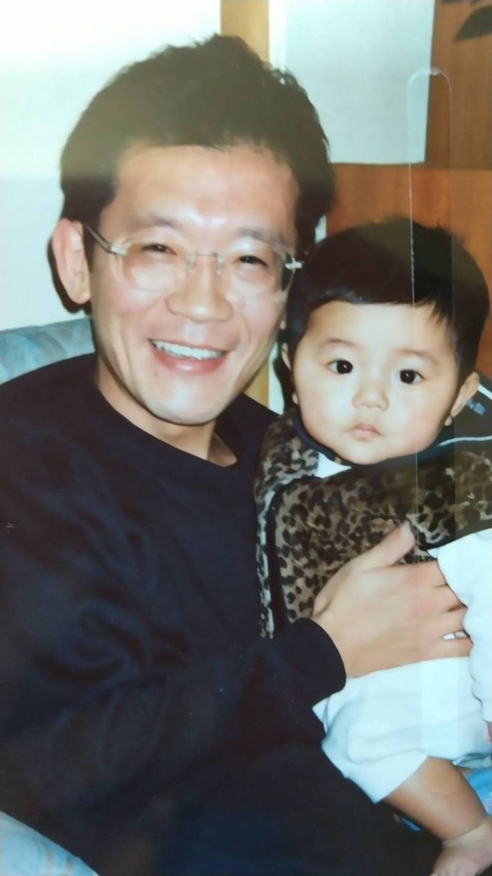 父親にだっこされる布施川天馬さん（写真提供＝本人）