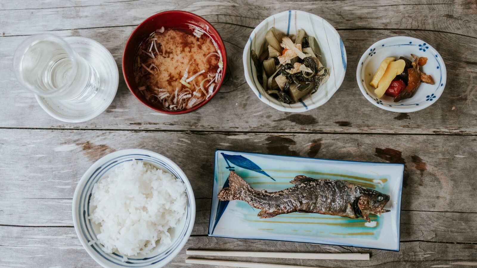 義母に｢味噌汁の左右が違う｣と怒られた...和食の配膳マナーによる嫁vs姑バトルを回避するテク 味噌汁の置き方には地域差があるのをご存じか