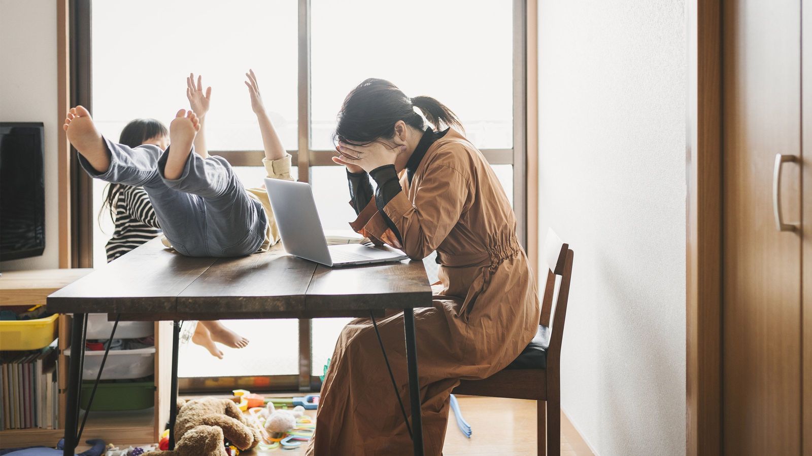 ｢子どものいる女性のほうが幸福度が低く､多く産むほど不幸｣日本で子どもが増えるはずがない当たり前の理由 経済学が明かす子育て世代の女性が背負う3つの大問題