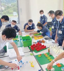 「減価償却」について学ぶ松本興産社員