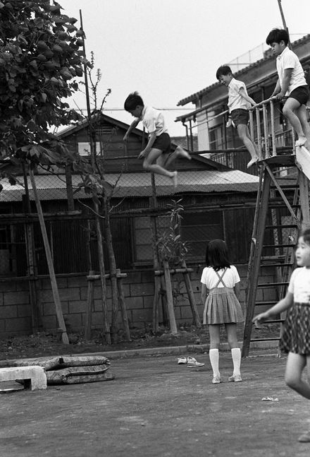 滑り台からジャンプ