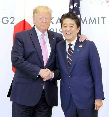 トランプ米大統領（左）との会談で握手する安倍首相