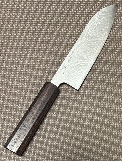 売れ筋は、岐阜県関市の包丁工房とタワーナイブズ大阪がコラボレーションして製造、販売するブランド「関多和」の三徳包丁（1万8000円）