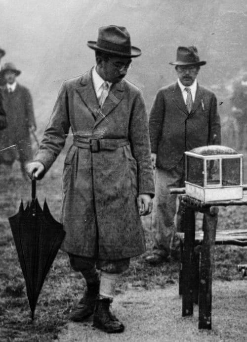 悪天候のなか天城山に登り、山上の八丁池畔でモリアオガエルを観察する昭和天皇=1930年