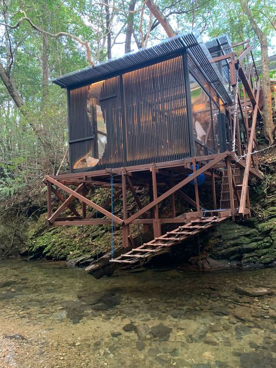 川の上に浮いているような世界一低いツリーハウス(サウナツリーハウス)。
