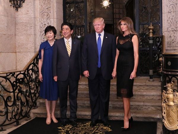 マー・ア・ラゴにて、安倍晋三首相、ドナルド・トランプ大統領、メラニア・トランプと安倍昭恵さん（2017年）