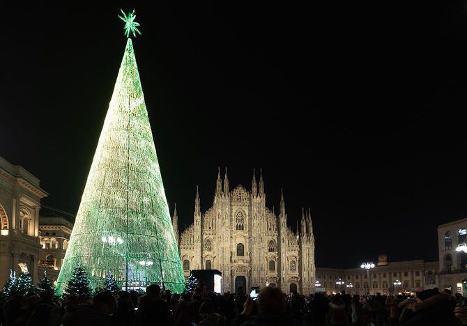 クリスマスまでの状況改善を皆が祈っているが......。写真は2019年のクリスマスのミラノ大聖堂（ドゥオーモ）前の模様