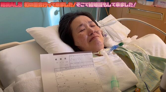 翔さんに婚姻届けを差し出され、泣き笑いの表情を浮かべるなつみさん