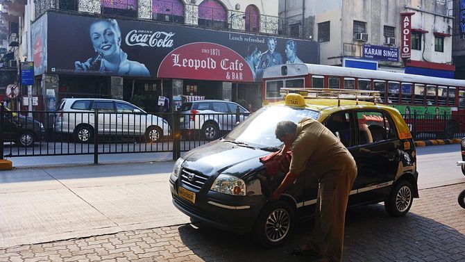 朝のムンバイ。タクシードライバーが路上で自分の車を磨いている。さぁ、仕事だ！