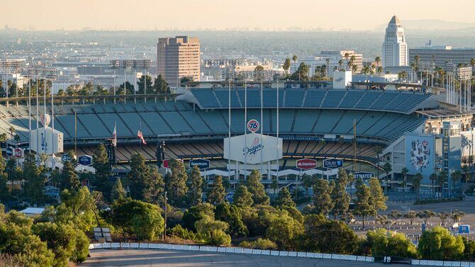 カリフォルニア州ロサンゼルスにある、MLBのロサンゼルス・ドジャースのホーム球場
