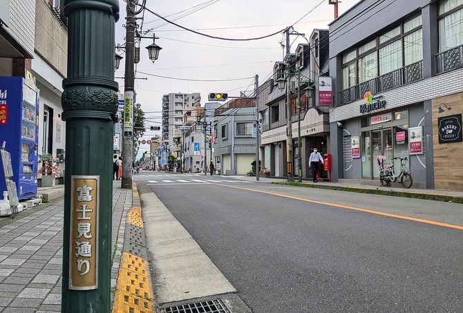 JR国立駅から南西方向にのびる「富士見通り」（中央奥の建物が「グランドメゾン国立富士見通り」）