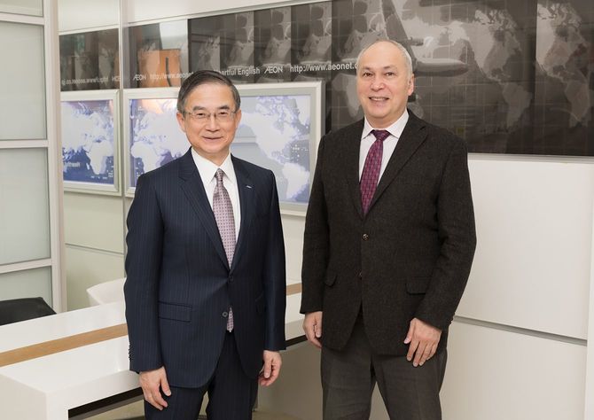 イーオン社長の三宅義和氏（左）と国際ジャーナリストでミュージシャンのモーリー・ロバートソン氏